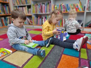 przedszkolaki z wizytą w bibliotece
