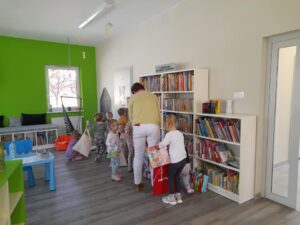 wizyta dzieci z przedszkola z Panienki w bibliotece