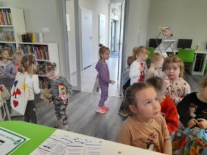 wizyta dzieci z przedszkola z Panienki w bibliotece