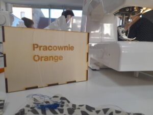 pracownia orange łączy pokolenia. Seniorki szyją wraz z dziećmi