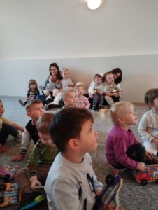 poznajemy zawody z dziećmi ze żłobka