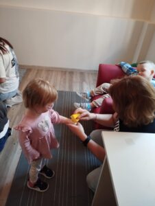 poznajemy zawody z dziećmi ze żłobka