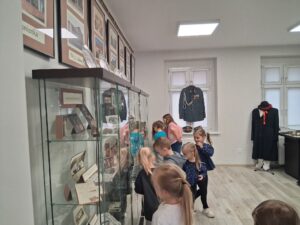 przedszkolaki poznają bibliotekę