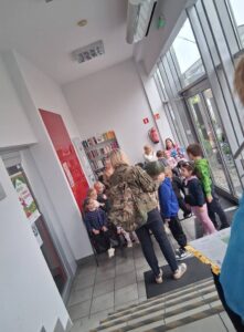 przedszkolaki poznają bibliotekę