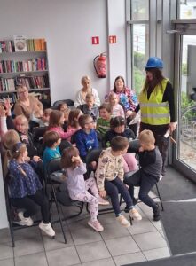 przedszkolaki poznają bibliotekę
