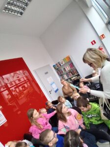 przedszkolaki poznają bibliotekę