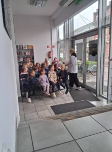 przedszkolaki poznają bibliotekę