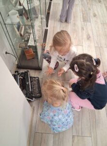 przedszkolaki poznają bibliotekę