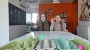 dzieci rzucają piłeczką od ping-ponga