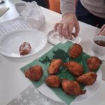 posypywanie pączków cukrem pudrem