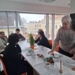 seniorzy degustują przygotowane pączki