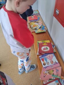 dzieci wybierają książki