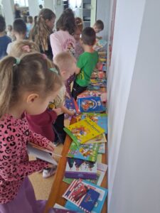 dzieci wybierają książki