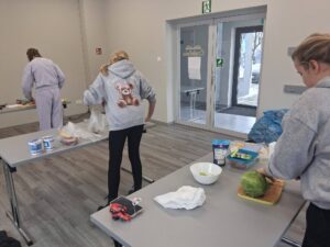 dziewczyny przygotowują potrawy