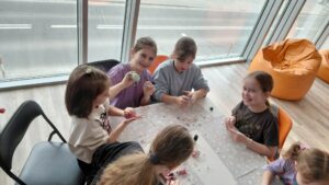 wszyscy uczestnicy lepią z masy