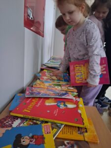 dzieci wybierają książki