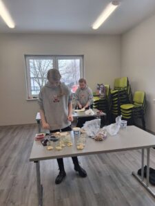 dziewczyny przygotowują potrawy