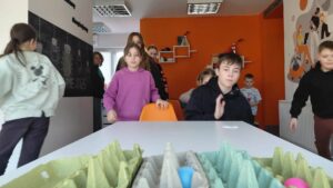 dzieci rzucają piłeczką od ping-ponga