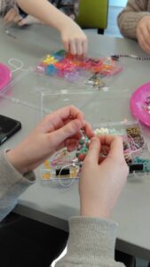 dzieci tworzą bransoletki