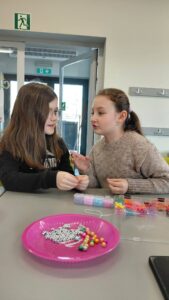 dwie dziewczynki rozmawiają