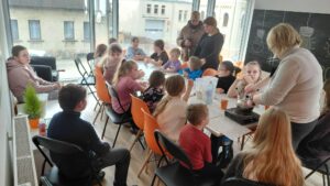 wszyscy uczestnicy lepią z masy