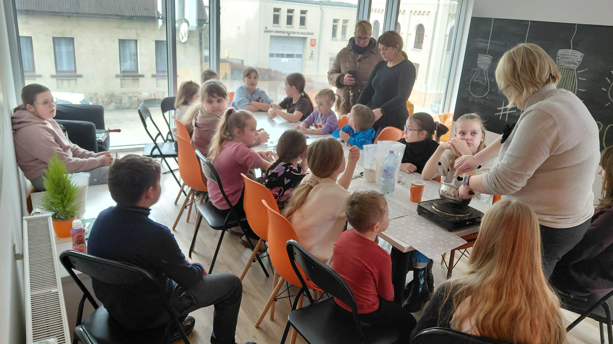 wszyscy uczestnicy lepią z masy