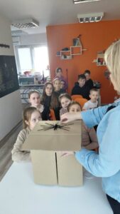 bibliotekarz otwiera tajemnicze pudełko