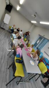 cała grupa czeka na rozpoczęcie zajęć