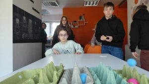 dzieci rzucają piłeczką od ping-ponga