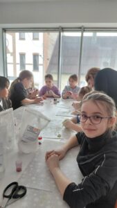 wszyscy uczestnicy lepią z masy