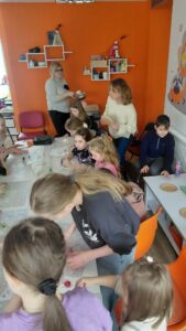 wszyscy uczestnicy lepią z masy