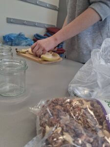 dziewczynka kroi banany