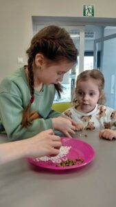 dziewczynki nawlekają koraliki