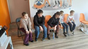 dzieci czekają na rozpoczęcie zabaw