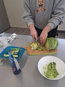 dziewczynka kroi sałatę