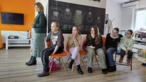 dziewczynki obserwują jak inni wykonują zadania