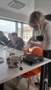 uczestnicy przygotowują materiały