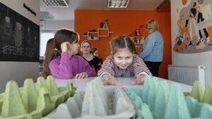 dzieci rzucają piłeczką od ping-ponga