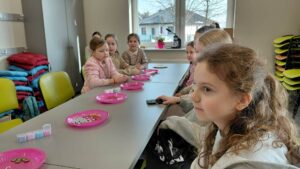 dzieci wybierają koraliki