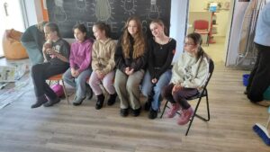 dziewczynki obserwują jak inni wykonują zadania