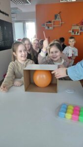 dzieci próbują przebić balon