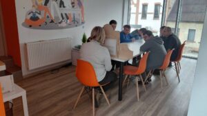 bibliotekarka czyta bajkę w teatrzyku kamishibai