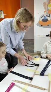 prowadząca splata kolejny etap ramki