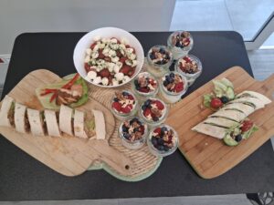 przygotowane dania, sałatka, deserek i tortille