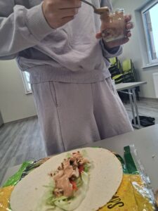 dziewczynka zwija tortille