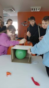 dzieci próbują przebić balon