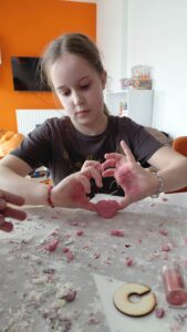 dziewczynka pokazuje swoją pracę