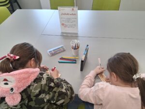 dzieci ozdabiają zakładki