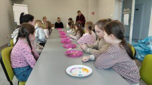 dzieci wybierają materiał do tworzenia biżuterii