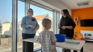 bibliotekarz wyjaśnia kolejną zabawę